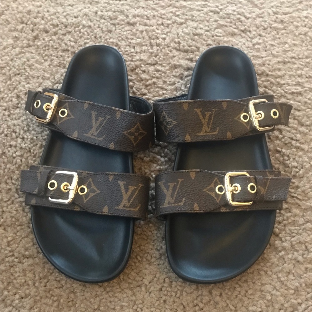 Louis Vuitton Women’s sandals size 37 Serial number is in pics JG5641.